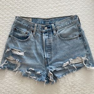 Levi’s 501 cutoff shorts light wash size W26 L26
